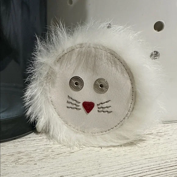 Fluffy White Cat Face Coin Accessory - Picture 2 of 7